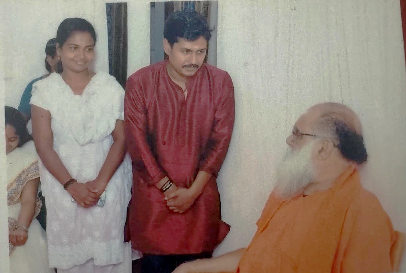 Saji Devarmana and Srilakshmi M receiving sacred counsel from Sri Satguru