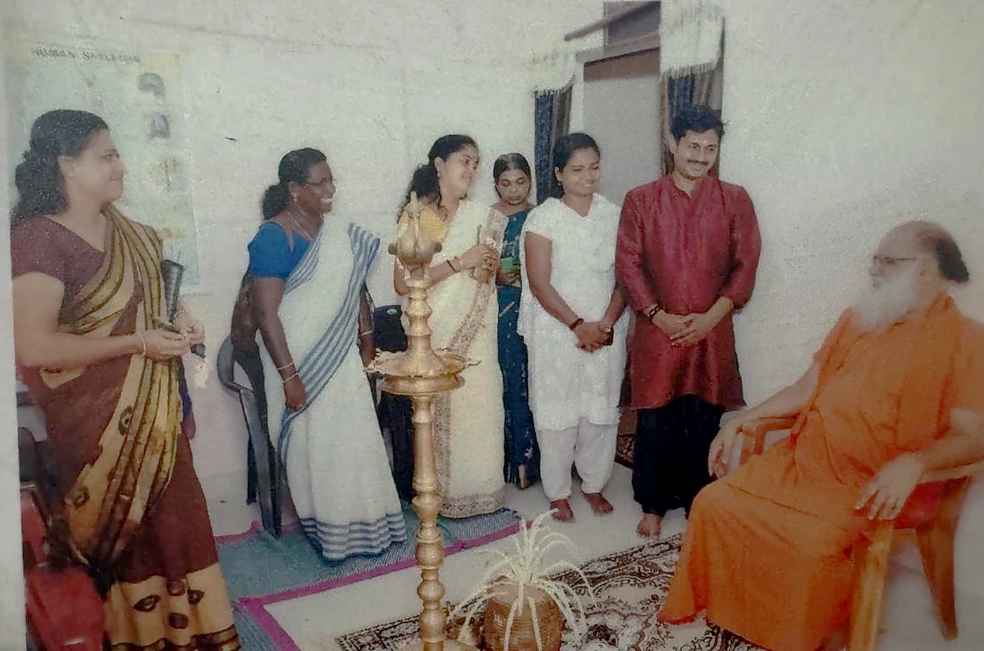 Sri Satguru Hanumandas Swamiji in warm discourse around Nilavilakku and Nirapara