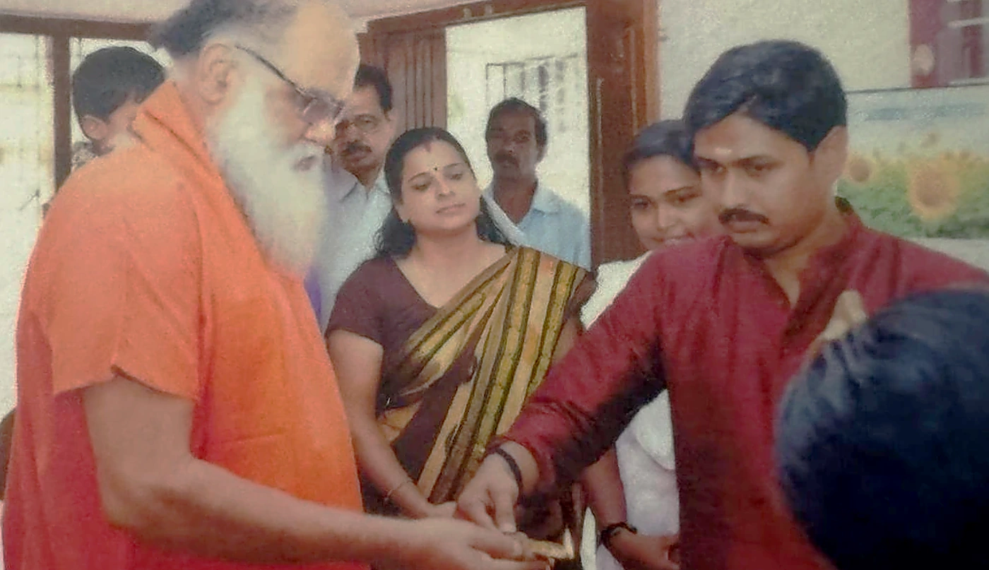 Sri Satguru sharing the sacred diya flame with Saji Devarmana