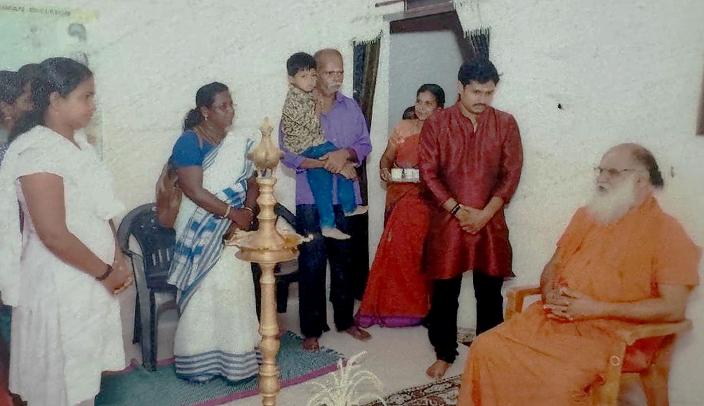 Formal inauguration assembly of Navajeevanam clinic with Sri Satguru seated in armchair