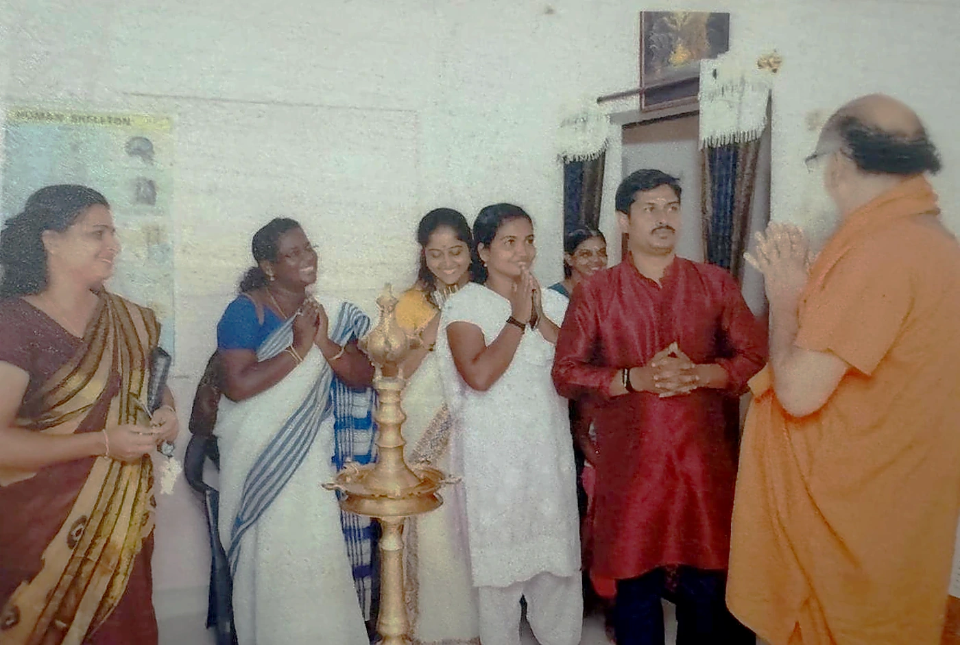 Sri Satguru Hanumandas Swamiji offering Namaste benediction to founding disciples