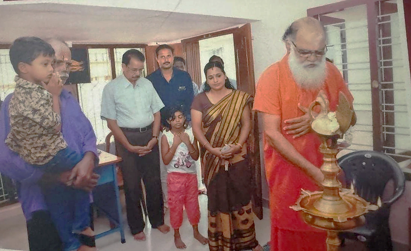 Sri Satguru Hanumandas Swamiji lighting the inaugural Nilavilakku lamp